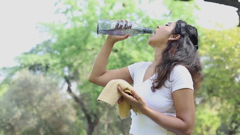 পর্যাপ্ত জল পান করুন: পুজোর সময়ে ঠাকুর দেখতে বেরোলে বারবার গলা শুকিয়ে যায়। তাই সঙ্গে সব সময়ে একটি জলের বোতল রাখুন। পর্যাপ্ত জল খেলে মুখ শুকিয়ে যাবে না, ফলে মুখের ব্যাকটিরিয়াও বাড়বে না। এটি মুখের দুর্গন্ধ কমানোর একটি সহজ ও কার্যকর উপায়।