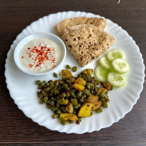 হালকা খাবার খান: পুজোর দিনগুলিতে নানা ধরনের মশলাদার খাবার খাওয়া হয়। এই ধরনের খাবার মুখে ব্যাকটিরিয়ার পরিমাণ বাড়িয়ে দেয়। তাই যতটা সম্ভব হালকা ও স্বাস্থ্যকর খাবার খাওয়ার চেষ্টা করুন। প্রচুর পরিমাণে ফল ও শাকসবজি খান, যা হজমের পক্ষেও ভাল।