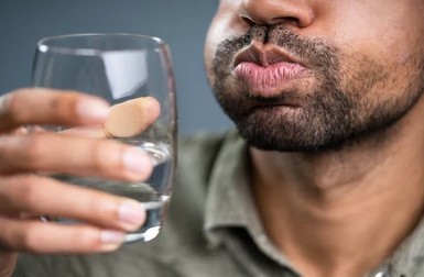 হালকা খাবার খান: পুজোর দিনগুলিতে নানা ধরনের মশলাদার খাবার খাওয়া হয়। এই ধরনের খাবার মুখে ব্যাকটিরিয়ার পরিমাণ বাড়িয়ে দেয়। তাই যতটা সম্ভব হালকা ও স্বাস্থ্যকর খাবার খাওয়ার চেষ্টা করুন। প্রচুর পরিমাণে ফল ও শাকসবজি খান, যা হজমের পক্ষেও ভাল। খাওয়ার পরে মুখ কুলকুচি করুন: বাইরে খাবার খাওয়ার পরে মুখ ধোওয়ার সুযোগ না পেলে অন্তত একটু জল দিয়ে মুখটা কুলকুচি করে নিন। এতে মুখের ভিতরে জমে থাকা খাবারের কণা পরিষ্কার হয়ে যাবে এবং দুর্গন্ধের আশঙ্কা কমে যাবে। সম্ভব হলে সঙ্গে একটি ছোট জলের বোতল ও কাপ রাখুন।