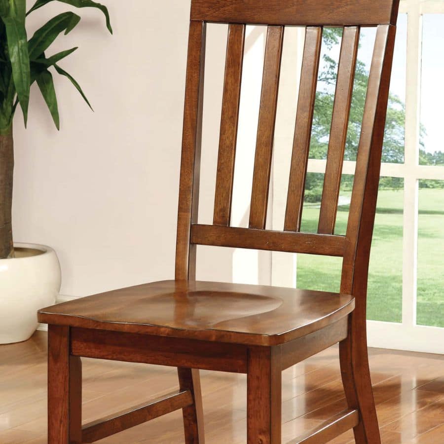 ৯) প্লাস্টিকের চেয়ার সরিয়ে নিয়ে আসুন কাঠের বা লোহার চেয়ার। 