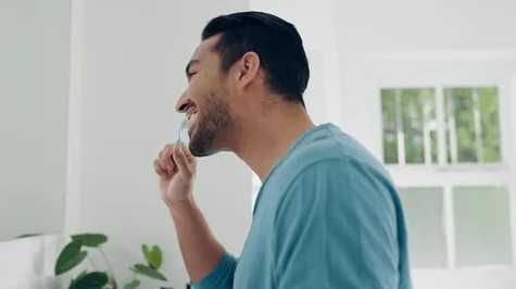 দাঁত পরিষ্কার রাখুন: পুজোর সময়ে দাঁত ব্রাশ করা অনেকের জন্য বেশ ঝামেলার কাজ। কিন্তু সকালে ঘুম থেকে উঠে এবং রাতে ঘুমোতে যাওয়ার আগে দাঁত ব্রাশ করা খুবই জরুরি। এতে মুখের ভিতরে জমে থাকা ব্যাকটিরিয়ার স্তর পরিষ্কার হয়, যা দুর্গন্ধের মূল কারণ।