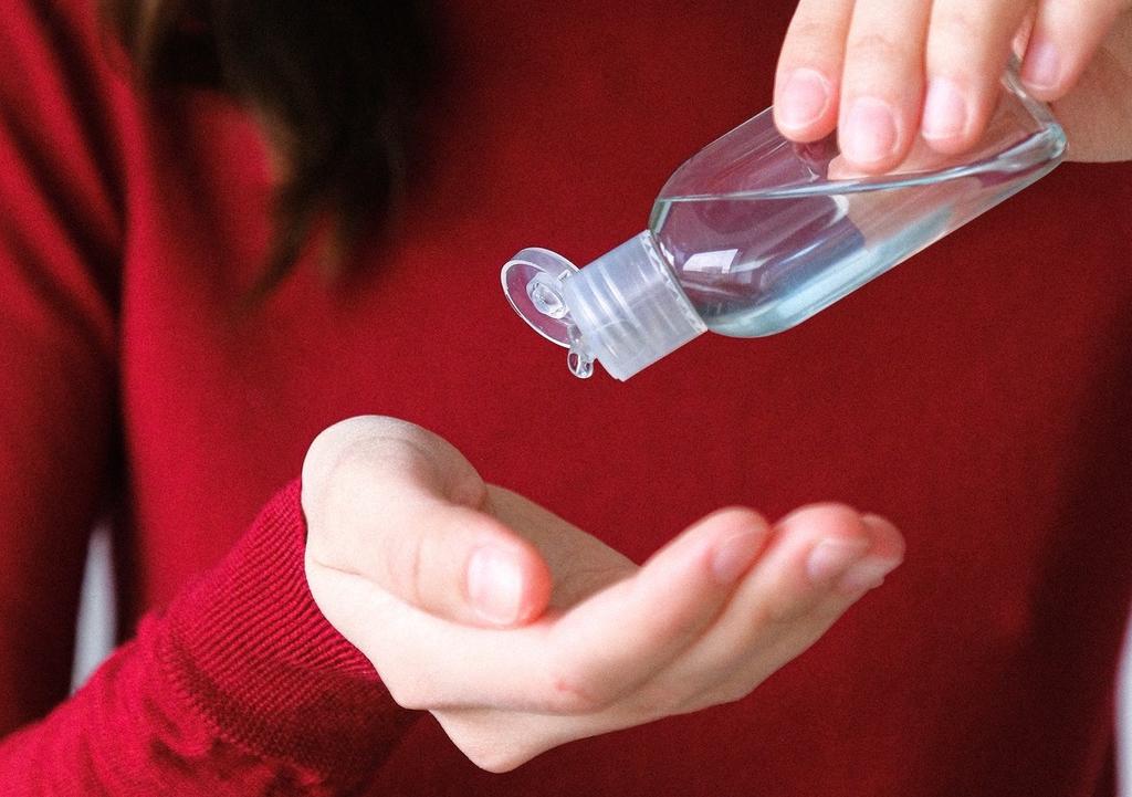 হ্যান্ড স্যানিটাইজার সঙ্গে রাখুন: অনেক সময়ে অপরিষ্কার হাত দিয়ে খাবার খাওয়ার কারণে মুখে ব্যাকটিরিয়া ছড়িয়ে পড়ে। তাই সঙ্গে সব সময়ে হ্যান্ড স্যানিটাইজার রাখুন এবং কিছু খাওয়ার আগে হাত ভাল করে স্যানিটাইজ করে নিন।