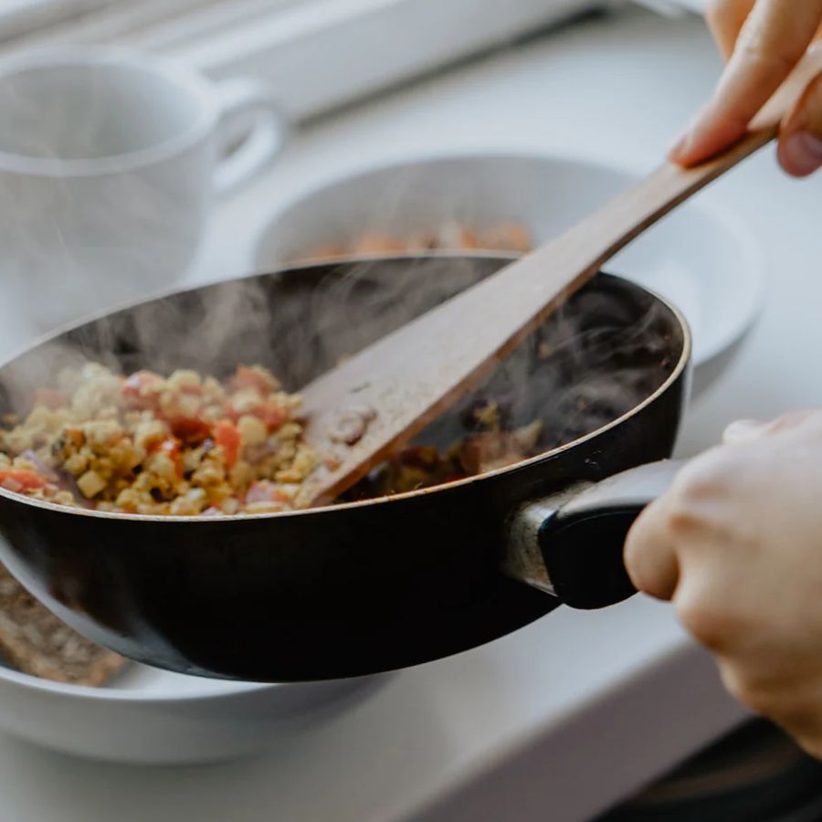 ভাবছেন, তেল ছাড়া কি আর ভাল রান্না হয়? তেল মানেই স্বাদ– এই ধারণা কিন্তু এখন বদলাচ্ছে। স্বাস্থ্যসচেতন মানুষ এখন এমন পথ খুঁজছেন, যেখানে শরীরও ভাল থাকে, আবার জিভের স্বাদও অটুট থাকে। সেই ভাবনা থেকেই, তেলবিহীন অথচ সুস্বাদু এবং অসাধারণ সব পদ তৈরি করা সম্ভব। রয়েছে কিছু কৌশল, যা পুজোর দিনগুলোতে আপনার হেঁশেলকে এ ভাবেই আরও আনন্দময় করে তুলবে।