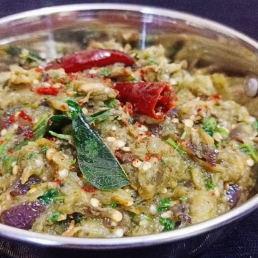 ১. ভাপা বা ভর্তার সুস্বাদ: যে কোনও শাক বা সবজিকে হালকা করে ভাপিয়ে নিন। তার পরে তাতে জিরে গুঁড়ো, ধনেপাতা, কাঁচা লঙ্কা আর পেঁয়াজ কুচি মেশান। এ বার সামান্য নুন দিয়ে ভাল করে মেখে নিলেই তৈরি হয়ে যাবে স্বাস্থ্যকর আর মুখরোচক ভর্তা। লাউ, আলু, কুমড়ো, এমনকি ডালও এ ভাবে মেখে নেওয়া যায়। ভাবুন তো, গরম ভাতে এ রকম এক বাটি তেলহীন ভর্তা, পুজোয় এর চেয়ে ভাল আর কিছু হতে পারে?