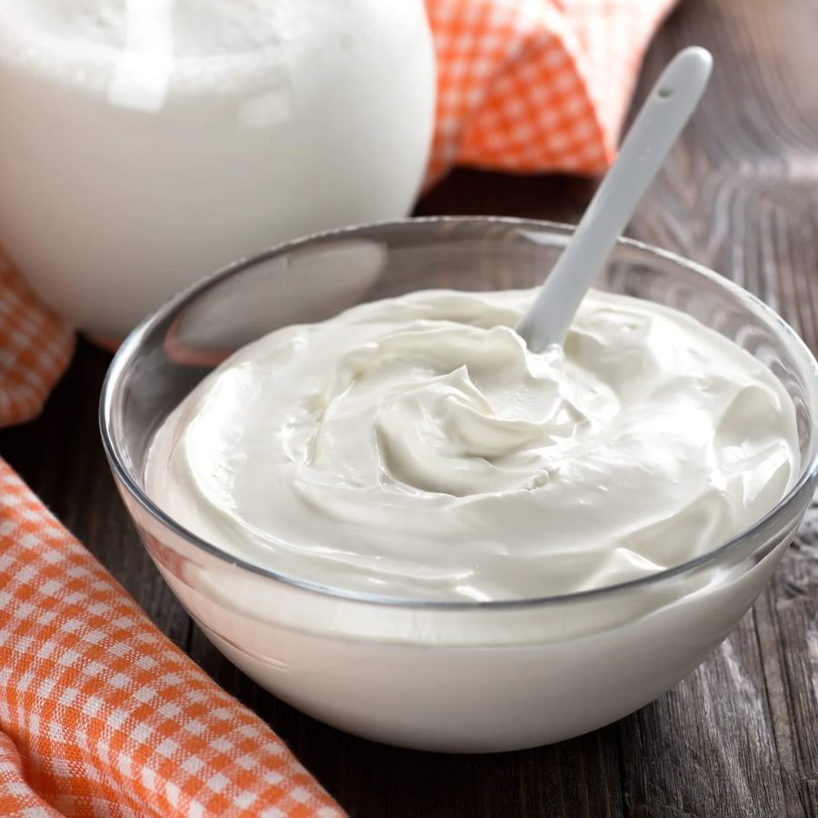 ২. টক দইয়ের জাদু: তেলের বিকল্প হিসেবে টক দই ব্যবহার করতে পারেন। দইয়ের সঙ্গে আপনার পছন্দের মশলা মিশিয়ে নিন। তার পরে তাতে সবজি বা মাংস ম্যারিনেট করে রান্না করুন। এতে ঝোলও হবে, আবার তেলও লাগবে না। দইয়ের টক-মিষ্টি স্বাদ রান্নায় এক নতুন মাত্রা যোগ করবে।