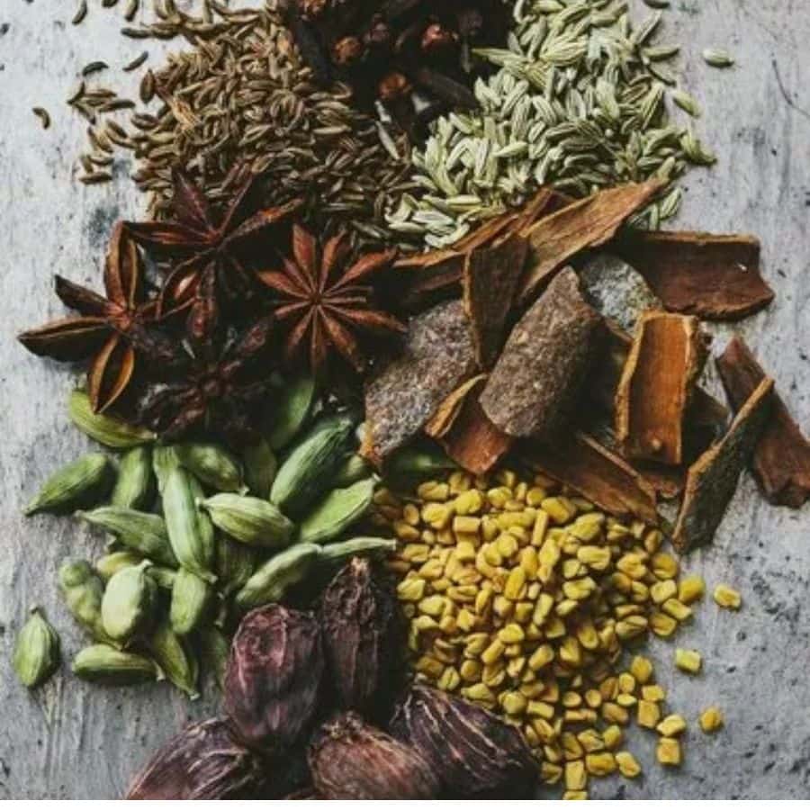 ৩. গোটা মশলার মন্ত্রগুপ্তি: গুঁড়ো মশলা কষানোর জন্য তেল দরকার হয়। কিন্তু গোটা মশলা ব্যবহার করলে সেই প্রয়োজন থাকে না। রান্নার শুরুতে হালকা আঁচে গোটা মশলা দিয়ে ধীরে ধীরে সবজি বা মাংস সিদ্ধ করুন। এতে রান্নার স্বাদ বজায় থাকবে, আর তেলও এড়িয়ে যাওয়া যাবে।