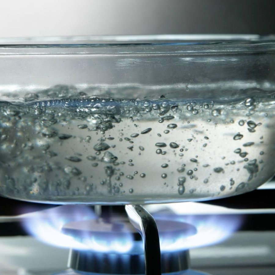 ৪. গরম জলের খেলা: তেলের বদলে গরম জল ব্যবহার করে দেখুন। পেঁয়াজ, টোম্যাটো বা অন্যান্য উপকরণ যখন রান্না করবেন, তখন অল্প অল্প করে গরম জল দিয়ে কষান। এতে মশলার কাঁচা গন্ধ চলে যাবে আর তরকারি হবে দারুণ সুস্বাদু।