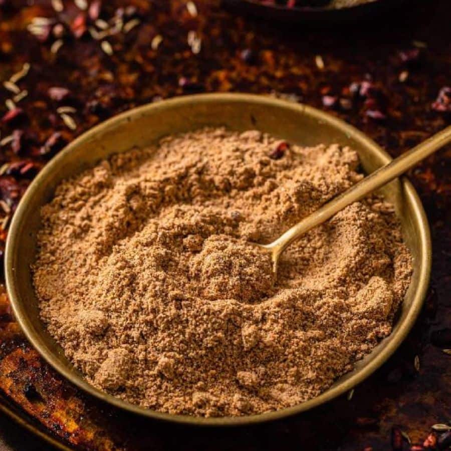 ৫. লেবুর রস আর চাট মশলার ছোঁয়া: রান্না শেষে একটু লেবুর রস বা চাট মশলা ছড়িয়ে দিন। এতে খাবার আরও মজাদার লাগবে। এই ছোট কৌশলটি খাবারে একটা তাজা আর আকর্ষণীয় স্বাদ এনে দেয়।