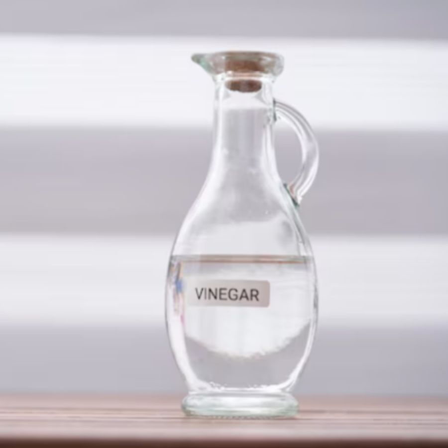 ৬. ভিনিগার-এর চমক: ভিনিগার ব্যবহার করলে মশলার স্বাদ আরও ভাল ভাবে মিশে যায়। বিশেষত মাছ বা মাংস রান্নার সময়ে সামান্য ভিনিগার দিলে তেল ছাড়াও দারুণ স্বাদ পাওয়া যায়।