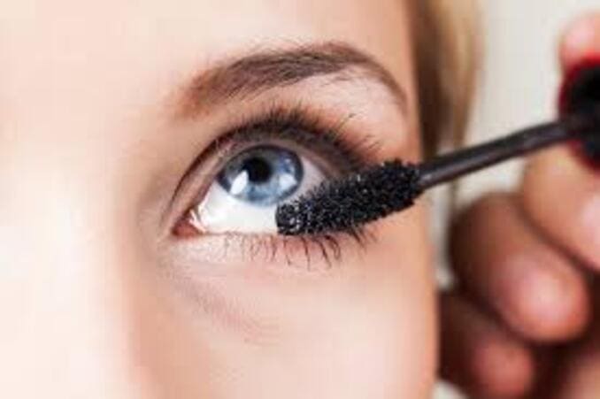 মেকআপের আগে লেন্স পরুন: যদি আপনি মেকআপ করতে চান, তাহলে মেকআপ করার আগেই লেন্স পরে নিন। মেকআপ করার পর লেন্স পরতে গেলে মেকআপের কণা লেন্সে বা চোখে লেগে যেতে পারে।