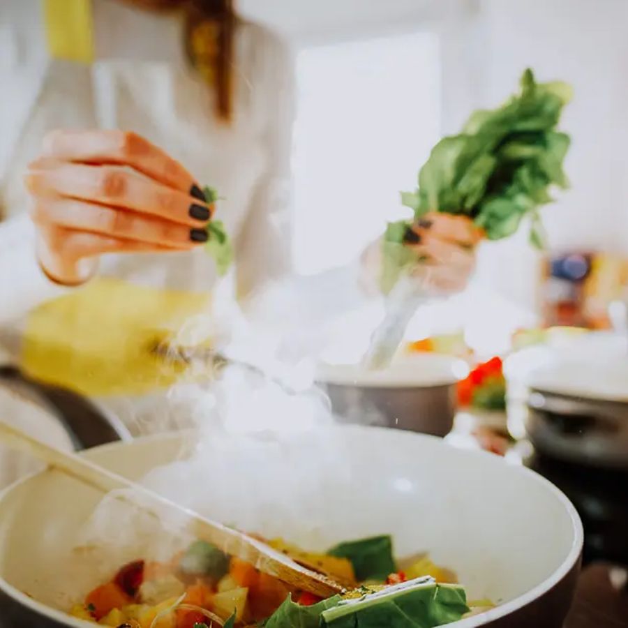 এই কৌশলগুলো মেনে চললে পুজোয় তেলবিহীন হবে ভোজ। আনন্দ থেকে নিজেকে বঞ্চিতও করতে হবে না। সুস্থ থাকার সঙ্গে সঙ্গে প্রিয়জনদের মন জয় করা এ বার বাঁয় হাত কা খেল!  এই প্রতিবেদনটি ‘আনন্দ উৎসব’ ফিচারের একটি অংশ।