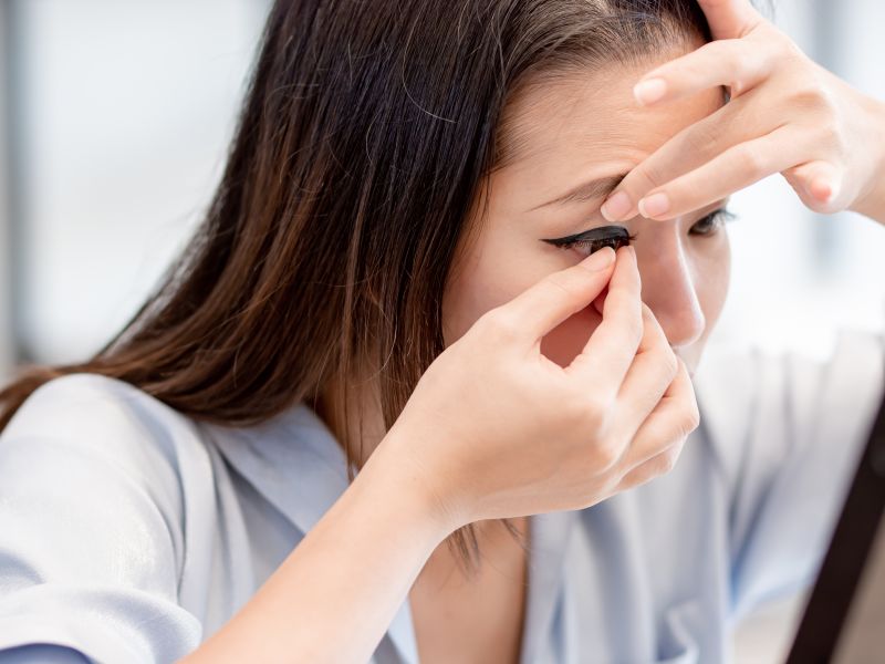 মেকআপ তোলার আগে লেন্স খুলে ফেলুন: মেকআপ তোলার সময় চোখে যাতে কোনও মেকআপের কণা না ঢুকে যায়, তার জন্য সবার প্রথমে লেন্স খুলে নিন। লেন্স খোলার পর মেকআপ তুলুন।