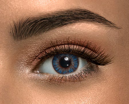 নির্দিষ্ট সময়ের বেশি লেন্স পরবেন না: দীর্ঘ ক্ষণ লেন্স পরে থাকলে চোখে অক্সিজেন সরবরাহ কমে যায়। এর ফলে চোখ লাল হয়ে যেতে পারে, ব্যথা হতে পারে বা দৃষ্টি ঝাপসা হয়ে যেতে পারে। তাই প্যাকেটে উল্লিখিত সময়ের বেশি লেন্স পরে থাকবেন না।