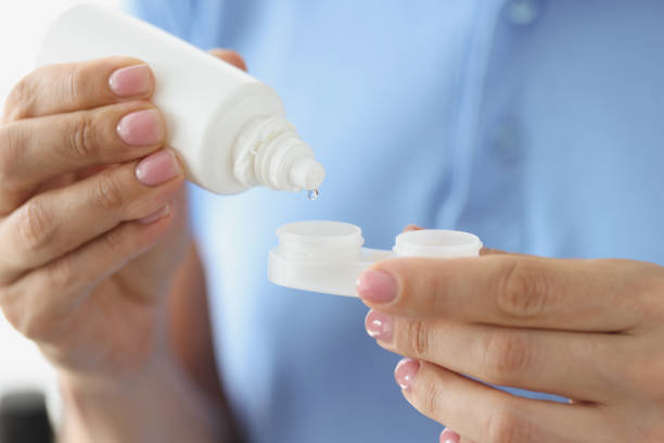 লেন্সের কেস বা কন্টেইনার পরিষ্কার রাখুন: লেন্স রাখার কেস নিয়মিত পরিষ্কার করা জরুরি। লেন্স সলিউশন এবং শুকনো সুতির কাপড় দিয়ে কেসটি পরিষ্কার করুন। কেসটি যেন জীবাণুমুক্ত থাকে, সে দিকে খেয়াল রাখতে হবে।