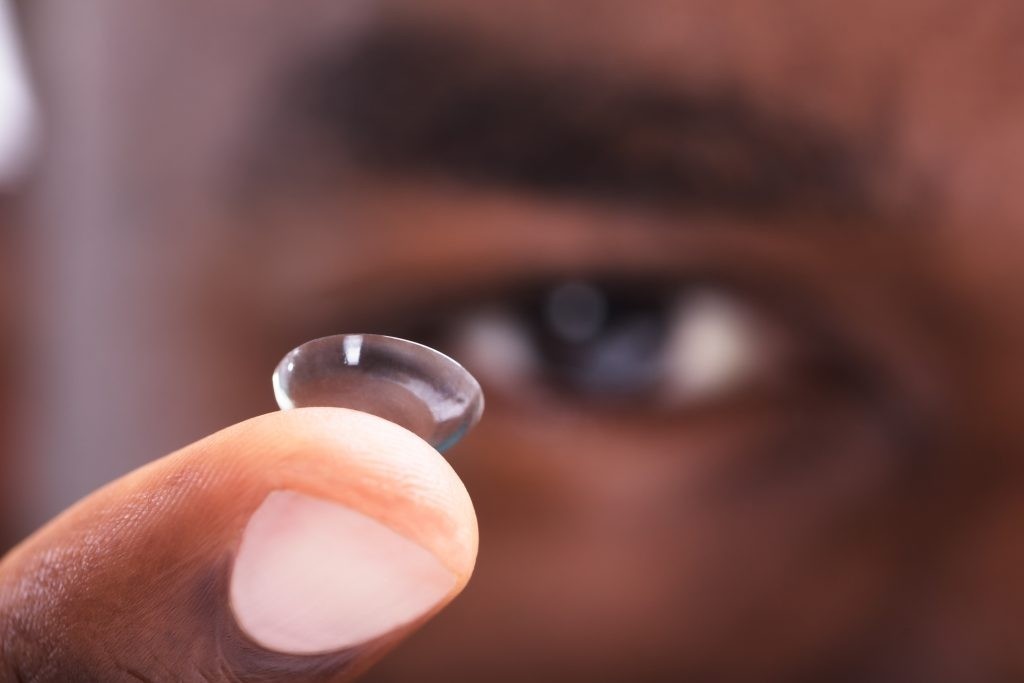 লেন্স পরে চোখে অস্বস্তি হলে খুলে ফেলুন: লেন্স পরার পর যদি চোখে চুলকানি, লাল ভাব বা অস্বস্তি হয়, তাহলে সঙ্গে সঙ্গে লেন্স খুলে ফেলুন। যদি সমস্যা না কমে, তবে চিকিৎসকের পরামর্শ নিন। জোর করে লেন্স পরে থাকবেন না।