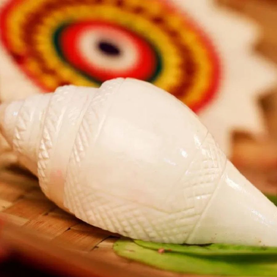 শঙ্খ: শঙ্খের ধ্বনিতে ত্রিলোকে থাকা সমস্ত অশুভ শক্তি দূর হয় বলে মনে করা হয়। দুর্গাকে শঙ্খ দিয়েছিলেন বরুণদেব। 