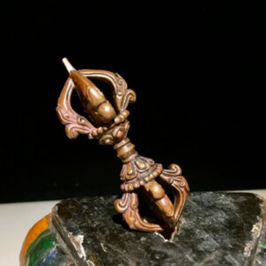 বজ্র: ইন্দ্রদেব দুর্গাকে বজ্র দিয়েছিলেন, এর অর্থ সংকল্পের দৃঢ়তা। একই সঙ্গে সংহতির প্রতীকও বোঝানো হয় এর মাধ্যমে। 