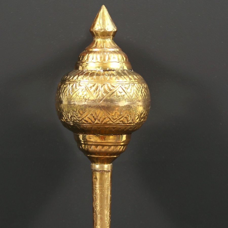 গদা: দেবী দুর্গার হাতে থাকা গদা তাঁকে দিয়েছিলেন যমরাজ। এটিকে কালদণ্ডও বলা হয়ে থাকে। গদা আদতে আনুগত্য, ভালবাসার প্রতীক। 