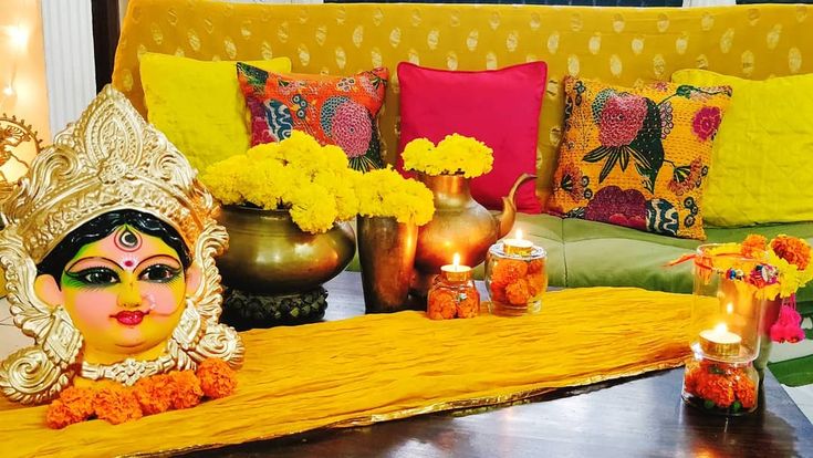 ঘরের সাজসজ্জায় নতুনত্ব আনুন: পুজো মানেই তো নতুন সাজ। বাইরে বেরোনোর বদলে এ বছর চেনা ঘরটাকেই নতুন করে সাজিয়ে তুলুন। হালকা আলো, ফুল এবং রঙিন পর্দা দিয়ে পুজোর আমেজ তৈরি করতে পারেন। নিজের হাতে বানানো কিছু জিনিস দিয়ে সাজালে আরও ভাল দেখাবে।