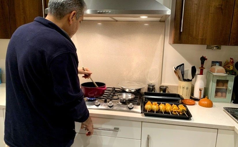 প্রিয় খাবার রান্না করুন: পুজোর সময়ে বাইরের খাবারের বদলে বাড়িতেই রেঁধে নিন প্রিয় পদগুলি। পরিবারের সবার প্রিয় কোনও মিষ্টি বা আমিষ-নিরামিষ পদ রান্না করে সবাইকে চমকে দিন। বাড়ির সদস্যরা একসঙ্গে রান্না করলে তা আরও মজাদার হয়ে ওঠে।