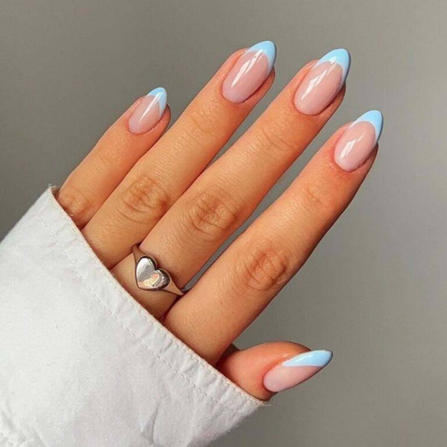 ৩। ঘরে বসেই একদম নিখুঁত নখ পাবেন, মনে হবে যেন নামী স্যালঁয় গিয়েই কাজটি করা হয়েছে। নেল আর্টের দুনিয়ায় যাঁরা নতুন, তাঁদের জন্যও এটা দারুণ এক উপায়। সামান্য কিছু কৌশল জানা থাকলেই বাজিমাত করা সম্ভব।