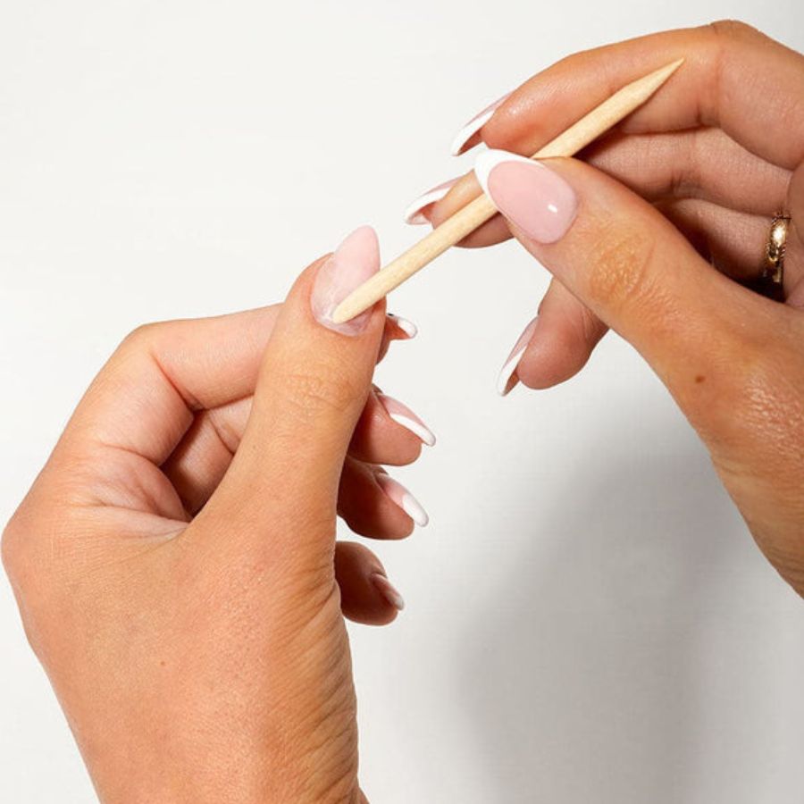 ৬। একই ভাবে কিউটিকলগুলোও পিছনের দিকে ঠেলে দিন, তা হলে নখ বসাতে সুবিধে হবে।