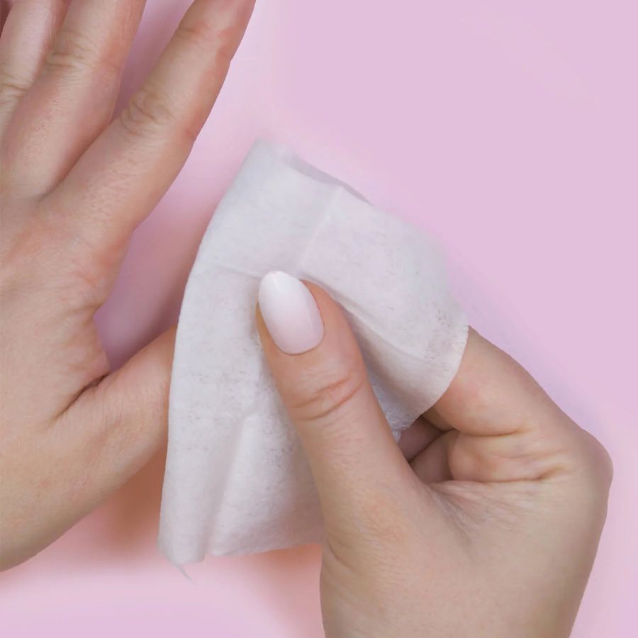 ৭। এর পরে অ্যালকোহল ওয়াইপ দিয়ে নখ পরিষ্কার করে তেল বা ময়লার অবশেষ দূর করে নিন। কারণ নখের উপরে সামান্য তেল থাকলেও আঠা সহজে বসতে চায় না।