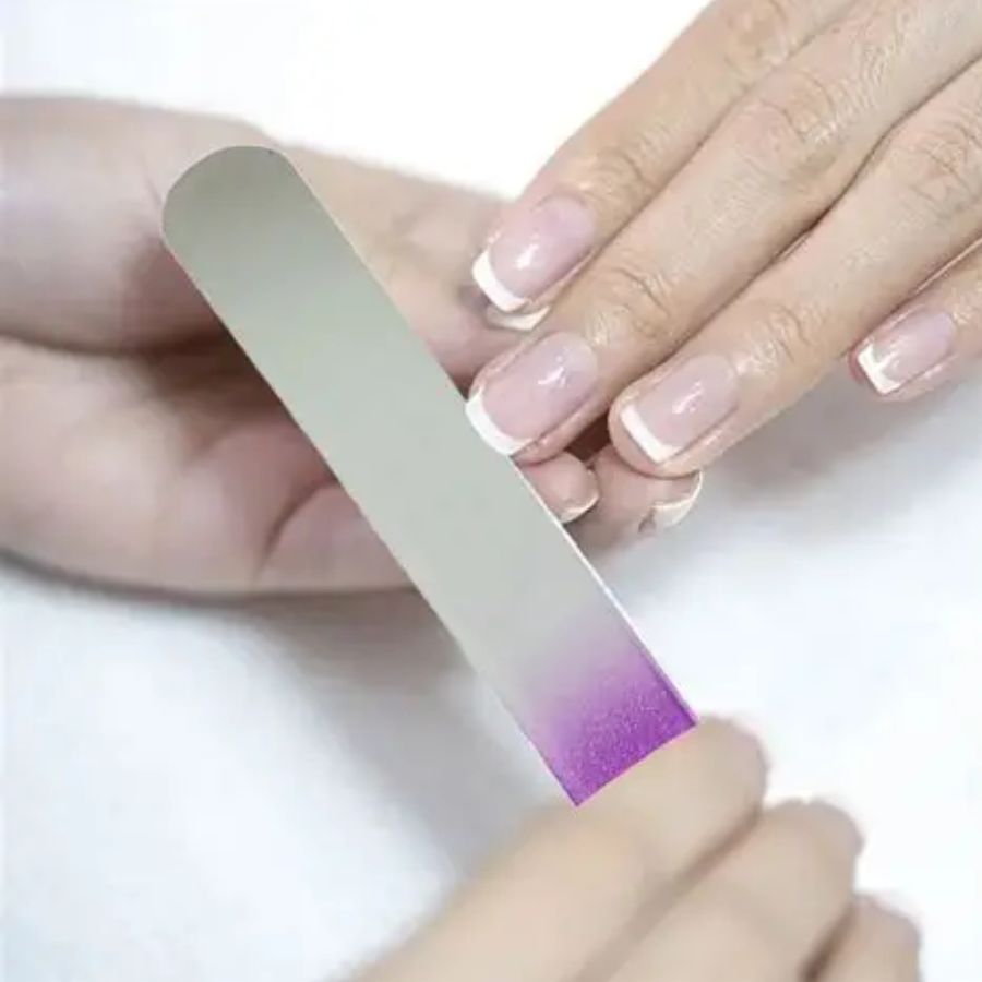 ৮। নখ বসানোর সময়ে একটু সাবধানে কাজ করতে হয়। খেয়াল রাখতে হবে যেন নখের আকার হাতের সঙ্গে মানানসই হয়। গ্রিট নেল ফাইল দিয়ে নখগুলো প্রয়োজন অনুযায়ী শেপ করে নিন।