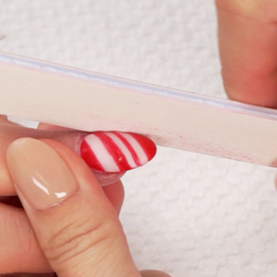 ১০। এর পরে চাইলে আপনার পছন্দের আকারে নখগুলিকে ফাইল করে নিতে পারেন। নখে একটা টপ কোট লাগিয়ে নিলে নখ আরও চকচকে ও মজবুত হবে। 
