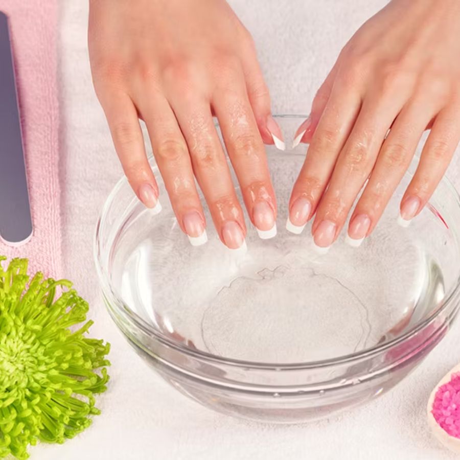 ১২। সব শেষে ক’দিন পরে নখ যদি খুলতে চান, তা হলে জোরাজুরি না করে গরম জলে কিছু ক্ষণ ডুবিয়ে রাখুন। আঠা নরম হয়ে নখ নিজে থেকেই উঠে আসবে।   ( এই প্রতিবেদনটি ‘আনন্দ উৎসব’ ফিচারের একটি অংশ।) 