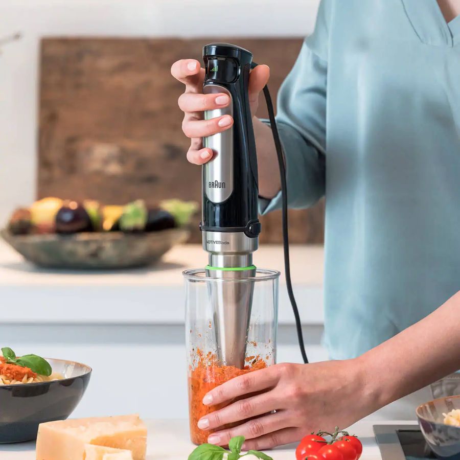 হ্যান্ড ব্লেন্ডার – ঝটপট লস্যি, চাটনি বা সুপ তৈরির সময় বাঁচায়। ঠাকুর দেখতে যাওয়ার আগে মুহূর্তে হয়ে যায় প্রস্তুতি।