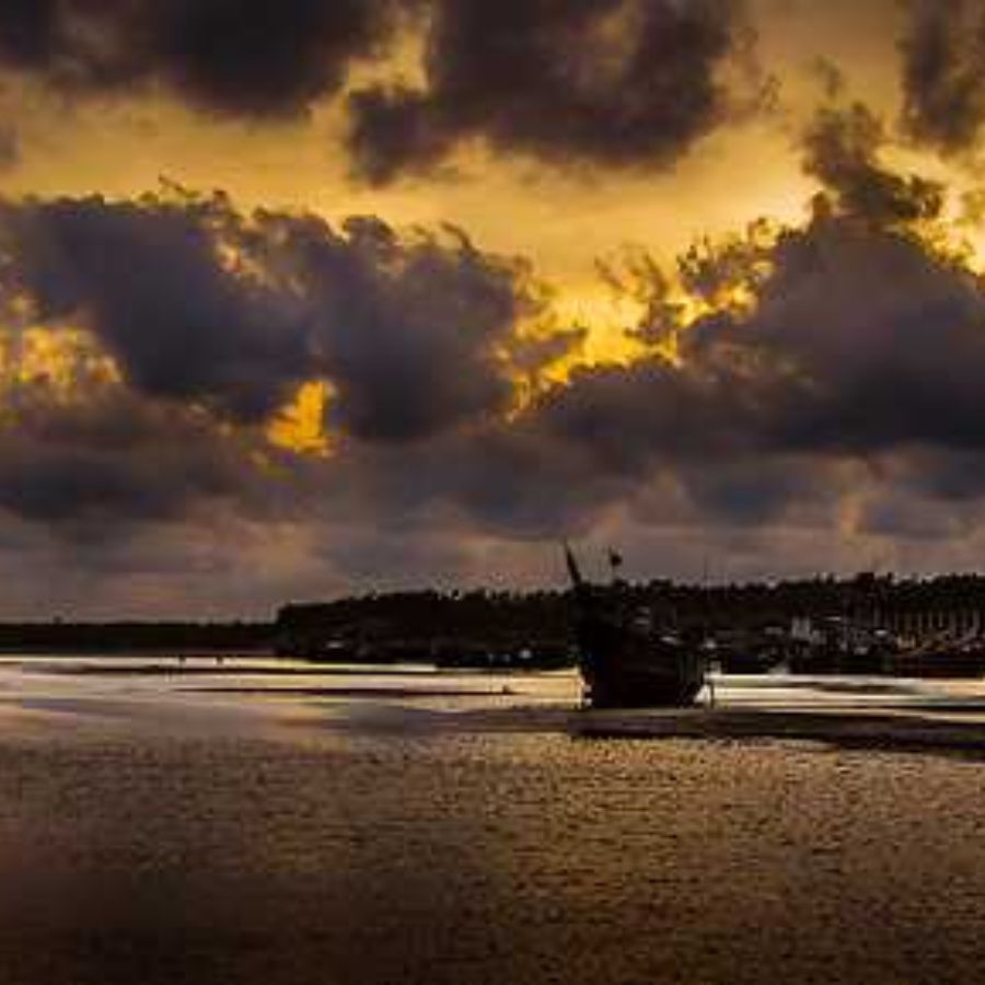 সাগর দ্বীপ: গঙ্গা যেখানে বঙ্গোপসাগরের সঙ্গে মিলিত হয়েছে, এ বার পুজোয় সেখান থেকেও ঘুরে আসতে পারেন। ফাঁকায় ফাঁকায় কপিল মুনির আশ্রম ঘুরে দেখে নিতে পারেন এই সময়ে। 