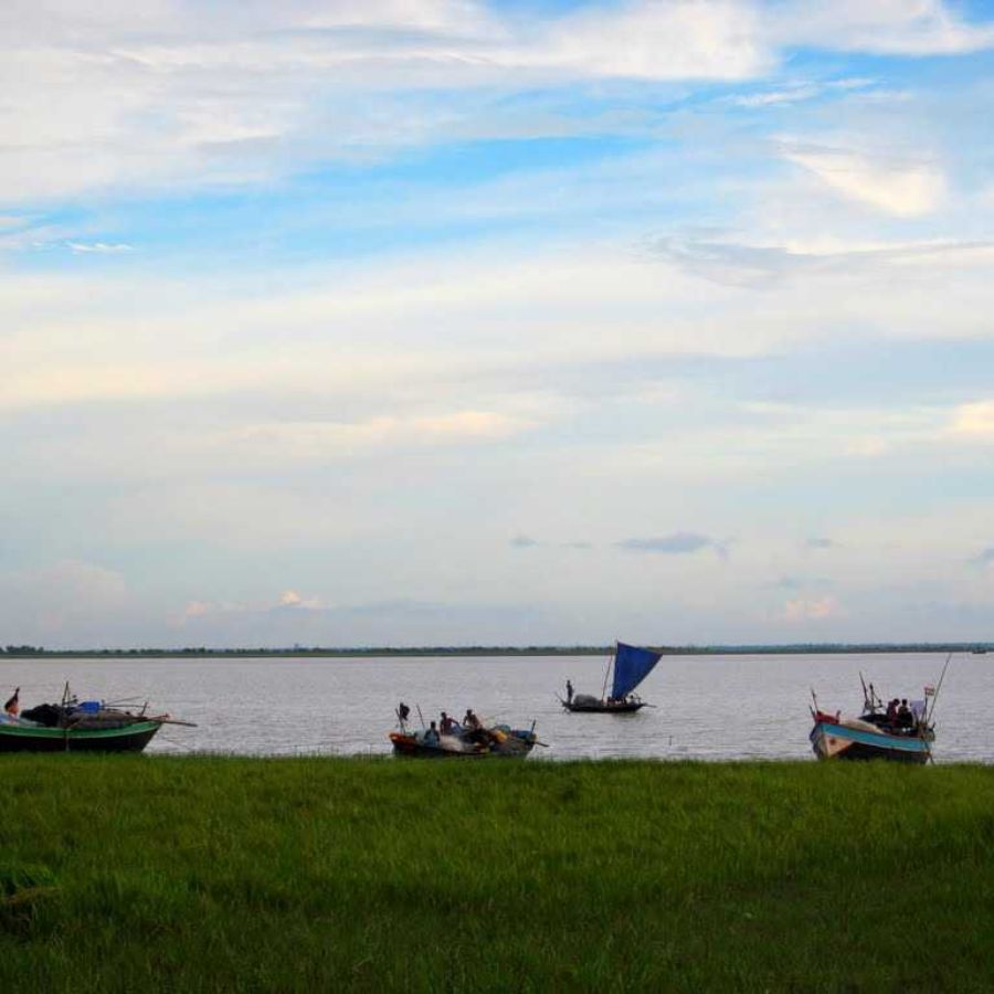 হলদিয়ার মেরিন ড্রাইভ: কোস্ট গার্ড জেটি থেকে মাত্র ৬ কিমি দূরত্বে এই জায়গাটিতে রয়েছে সবুজ চর, নৌকোবিহারের আনন্দ। সঙ্গে নদীর পাড়ে বসে থাকলে অনবরত জাহাজের আনাগোনা মন ভরিয়ে দিতেই পারে। 