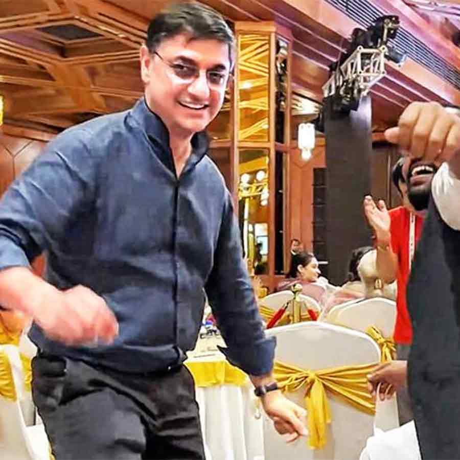 নৃত্যরত: সঞ্জীব সান্যাল।