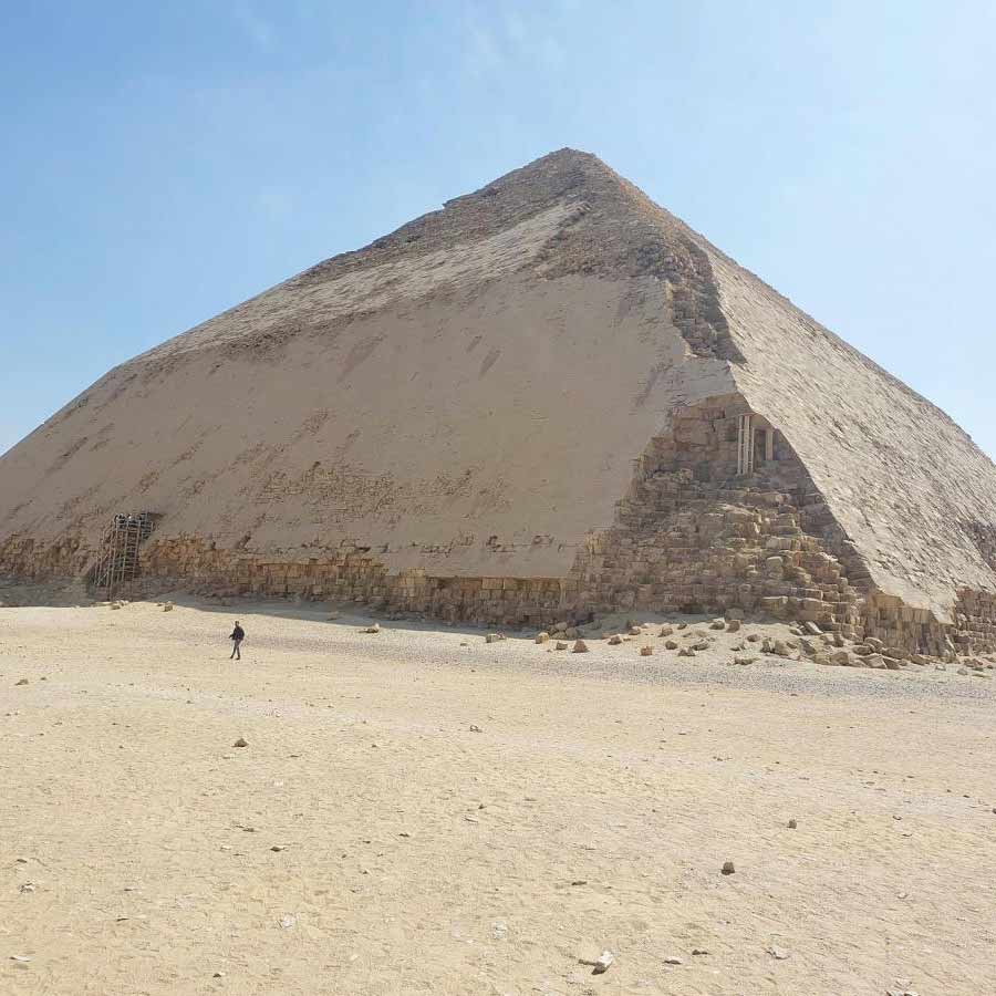  দাহশুরে অবস্থিত রাজা স্নেফরুর তৈরি বেন্ট পিরামিড (ছবি: লেখক)।