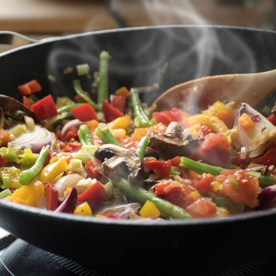 ১। পুজোর দিনে বাইরে দেদার খাওয়াদাওয়া তো থাকেই। তবে অনিয়মের মধ্যেও বিশেষ কিছু দিনে বাড়িতে নিরামিষ খাওয়াই ‘নিয়ম’। তা ছাড়া, এক নাগাড়ে ভূরিভোজের ফাঁকে আপনার পেটও চায় সামান্য রেহাই। 