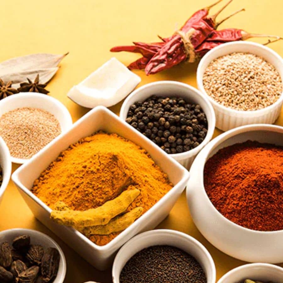 ৬। আর লাগবে তেল, তেজপাতা, দারচিনি, শুকনো লঙ্কা, পাঁচ ফোড়ন, গরম মশলা, আদা বাটা, কাঁচা লঙ্কা, হলুদ, জিরা ও স্বাদ মতো নুন। 