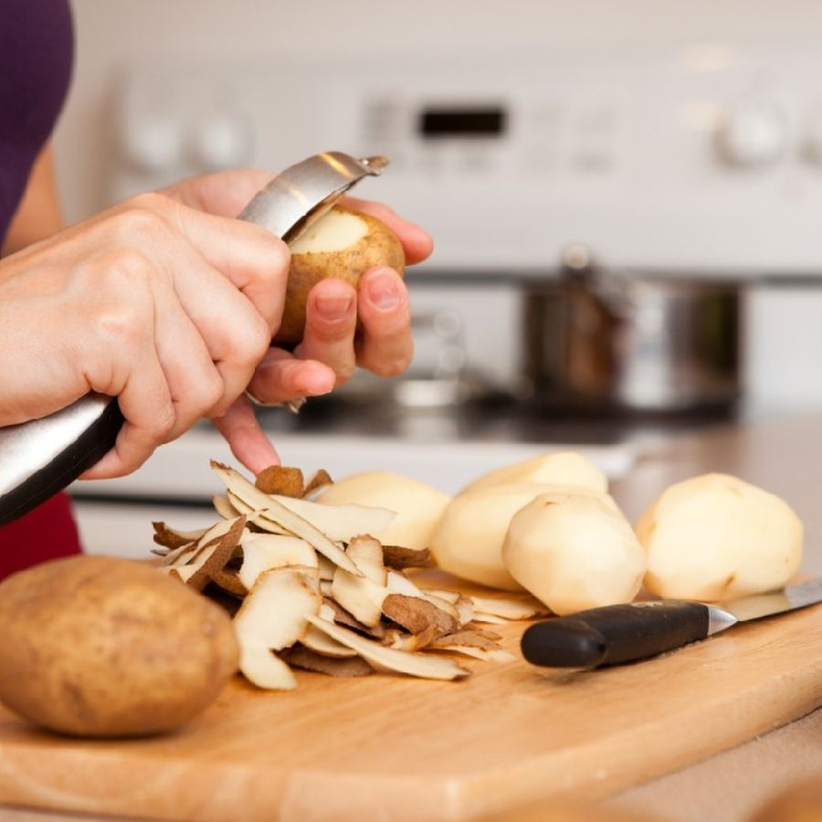 ৭। প্রথমে সব্জিগুলিকে খোসা ছাড়িয়ে, ভাল করে ধুয়ে তার পরে কেটে ফেলতে হবে। 