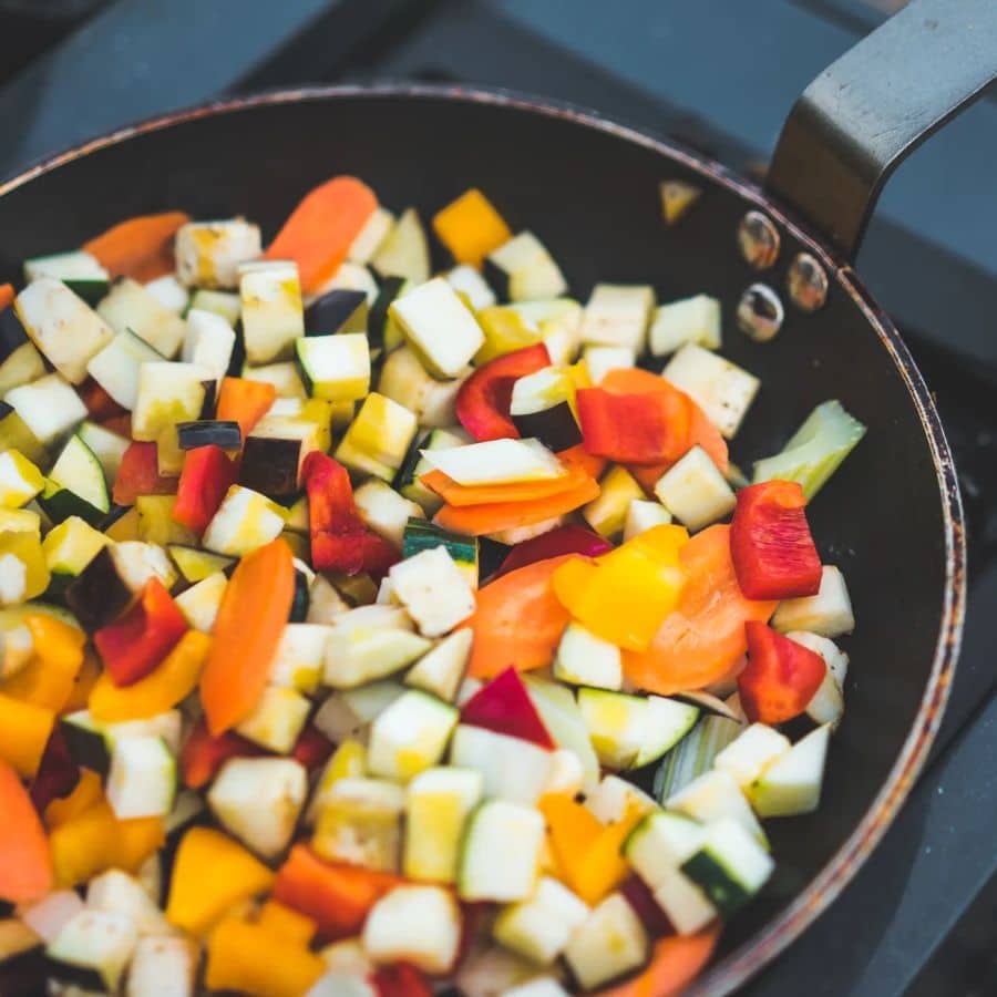 ১০। এ বার কাজ সহজ। কড়ায় এক এক করে ঢালতে থাকুন কেটে রাখা সব্জিগুলিকে। সামান্য সেদ্ধ হয়ে আসতেই তাতে দিয়ে দিন পুঁইশাক। 