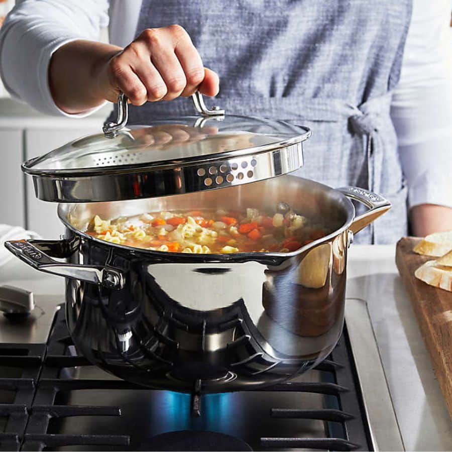 ১১। এ বার ঢাকা দিয়ে কিছু ক্ষণ রেখে ঢাকনা খুলে সামান্য নাড়াচাড়া করে নিন। এর পরে উপর থেকে ছড়িয়ে দিন গরম মশলা। ফের কিছু ক্ষণ নেড়ে নিয়ে ঢেলে দিন পরিমাণ মতো জল। 