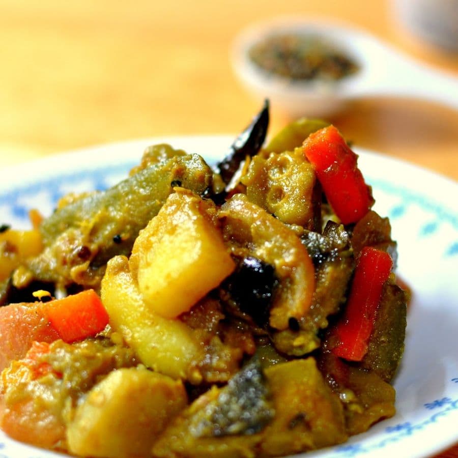 ১২। ঢাকা দিয়ে অল্প আঁচে খানিক ক্ষণ রাখলেই তৈরি পাঁচমিশালি সব্জি।  (এই প্রতিবেদনটি ‘আনন্দ উৎসব’ ফিচারের একটি অংশ)। 