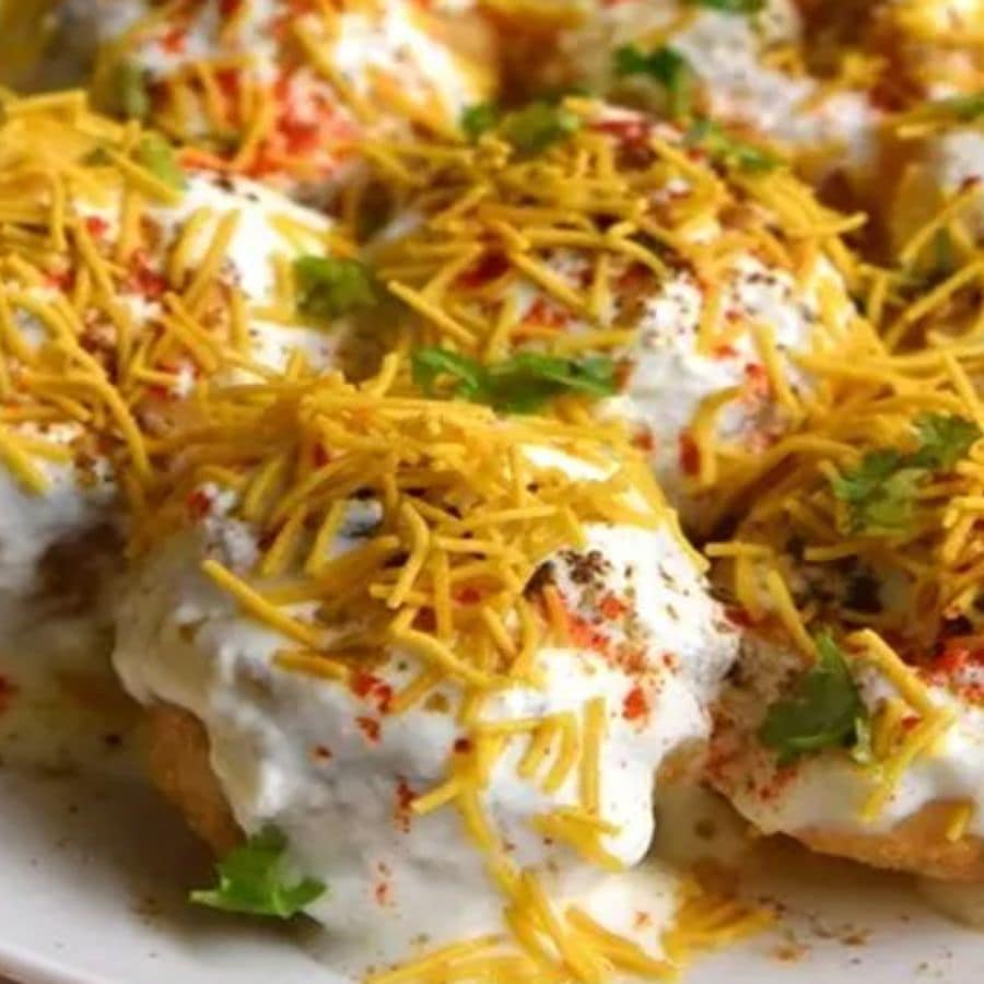 পুজোর সময়ে ঠাকুর দেখতে দেখতে ঢাকুরিয়ায় গিয়ে পড়েছেন? কিংবা পুজোর কেনাকাটা করতে হাজির দক্ষিণাপণে? তা হলে দক্ষিণাপণের ঠিক সামনে বসা রাজেন্দ্রর ফুচকা খেতেই হবে! এখানে নানা ধরনের ফুচকা পাবেন। টক জলের ফুচকা তো আছেই, সঙ্গে দই ফুচকা, আলুর দম ফুচকা, মিঠা ফুচকা– সবই রয়েছে। 