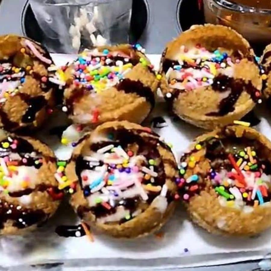 আলিপুরের উডল্যান্ড রোডের প্রবেশের ফুচকাও দারুণ জনপ্রিয়। এখানে মোট ১৭ রকমের ফুচকা পাওয়া যায়। স্বাদ বদলে সেজ়্যুয়ান চিকেন, রাইসের বদলে সেজ়্যুয়ান ফুচকা খেয়ে দেখবেন নাকি? ডায়েটকে তুড়ি দিয়ে উড়িয়ে চকোলেট ফুচকা খেতে চাইলেও এই দোকানে এক বার ঢুঁ মারতে হবে। 