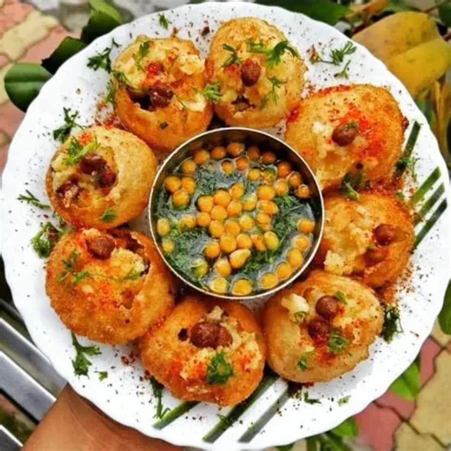 টক জল, মিঠা জলের ফুচকা তো খেয়েছেনই, তালিকায় এখন আলুর দমের ফুচকাও রয়েছে। তাই বলে কাঁচকলার ফুচকা খেয়েছেন কখনও? না খেয়ে থাকলে চক্রবেড়িয়ার উপেন্দ্র ফুচকা থেকে খেতেই হবে এই ইউনিক ফুচকা। এখানে পুর হিসেবে কাঁচকলা ব্যবহার করা হয়। 