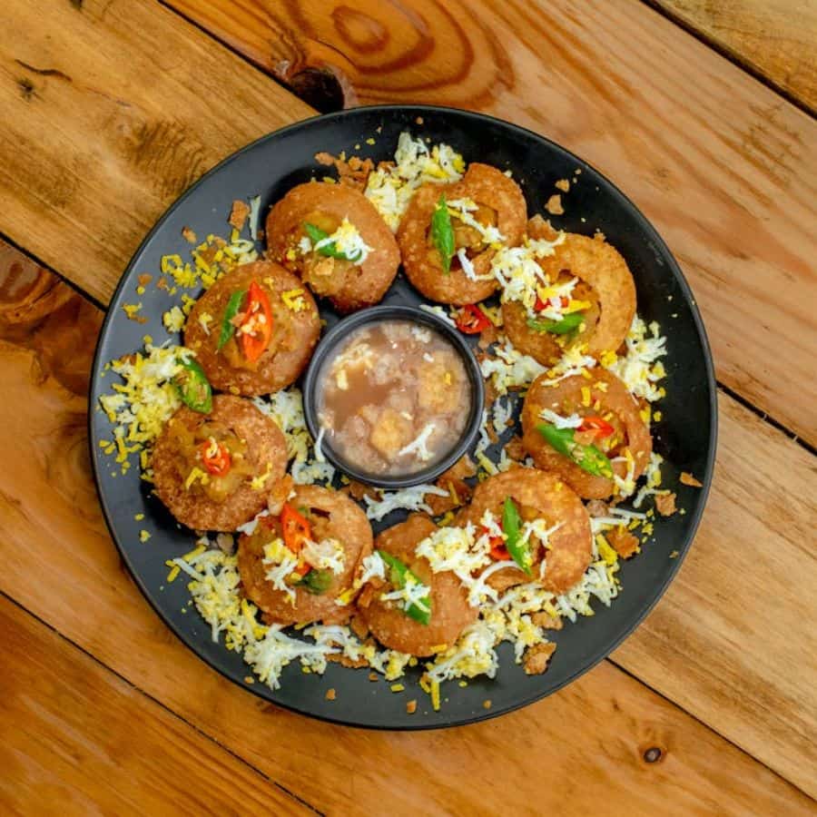 লেক কালীবাড়ির কাছে বসা দুর্গা পণ্ডিতের ফুচকাও থাকবে সেরার তালিকায়। তাঁর দোকানের আলুর দম ফুচকার আলাদা জনপ্রিয়তা আছে। 