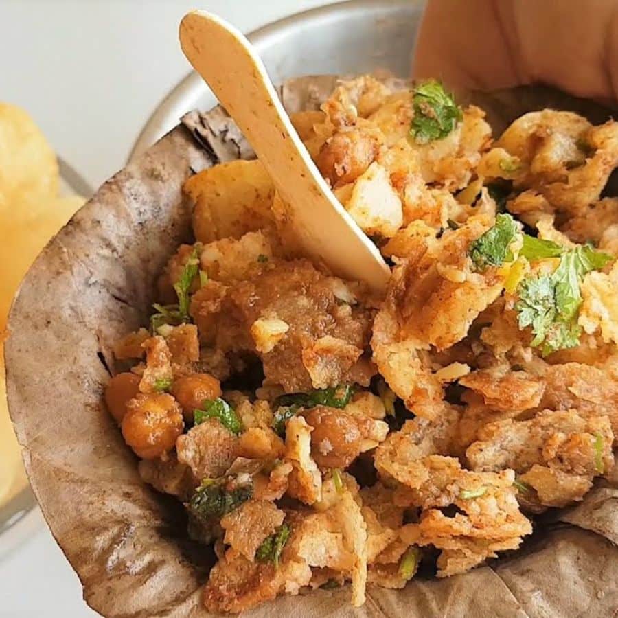 লেক কালীবাড়ি থেকে একটু এগোলেই বিবেকানন্দ পার্ক। সেখানকার তুমুল জনপ্রিয় ‘দিলীপদা’র ফুচকার স্বাদও অনন্য। তাঁর দোকানে সাবেক, আমিষ, নিরামিষ– হরেক রকম ফুচকার পাশাপাশি বিভিন্ন ধরনের চাট, চুরমুরও বেশ জনপ্রিয়। 