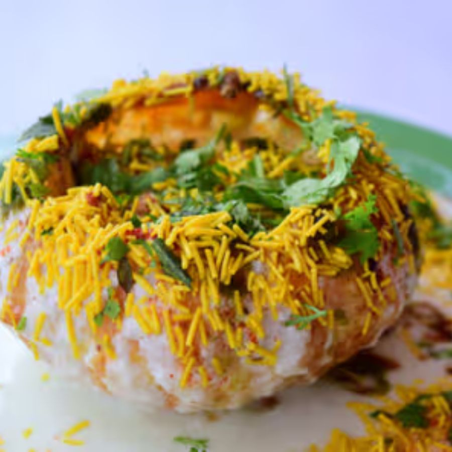 হিংয়ের স্বাদে ফুচকা চেখে দেখতে চাইলে চলে যেতে হবে রাসেল পার্কে। এখানেই দোকান নিয়ে বসেন নানকু রাম। আলুর পুরে থাকে হিংয়ের স্বাদ, আর টক জলে পুদিনার। ফলে চেনা ফুচকার স্বাদ বদলাতে চাইলে এই দোকানে পৌঁছতেই পারেন। 