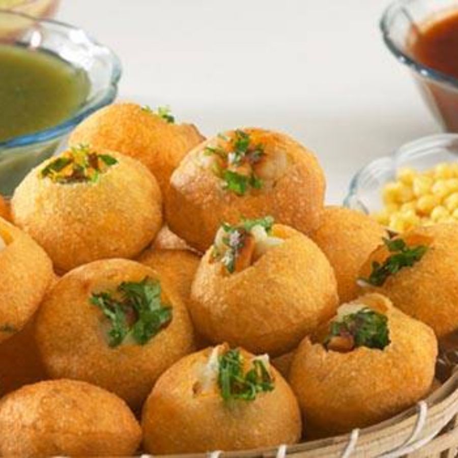 অনেক সময়েই ফুচকার দোকানে গ্রাহকদের বলতে শোনা যায়, 'কী ছোট সাইজের ফুচকা দিচ্ছ? একটু বড় দেখে দাও না'! এই দোকানে এলে কিন্তু একটা গোটা ফুচকা এক বারে খাওয়া প্রায় অসম্ভব! নিউ আলিপুর পেট্রোল পাম্পের কাছে বসেন বিজয় প্রকাশ। তাঁর দোকানের ফুচকা স্বাদের পাশাপাশি সাইজেও দারুণ! 