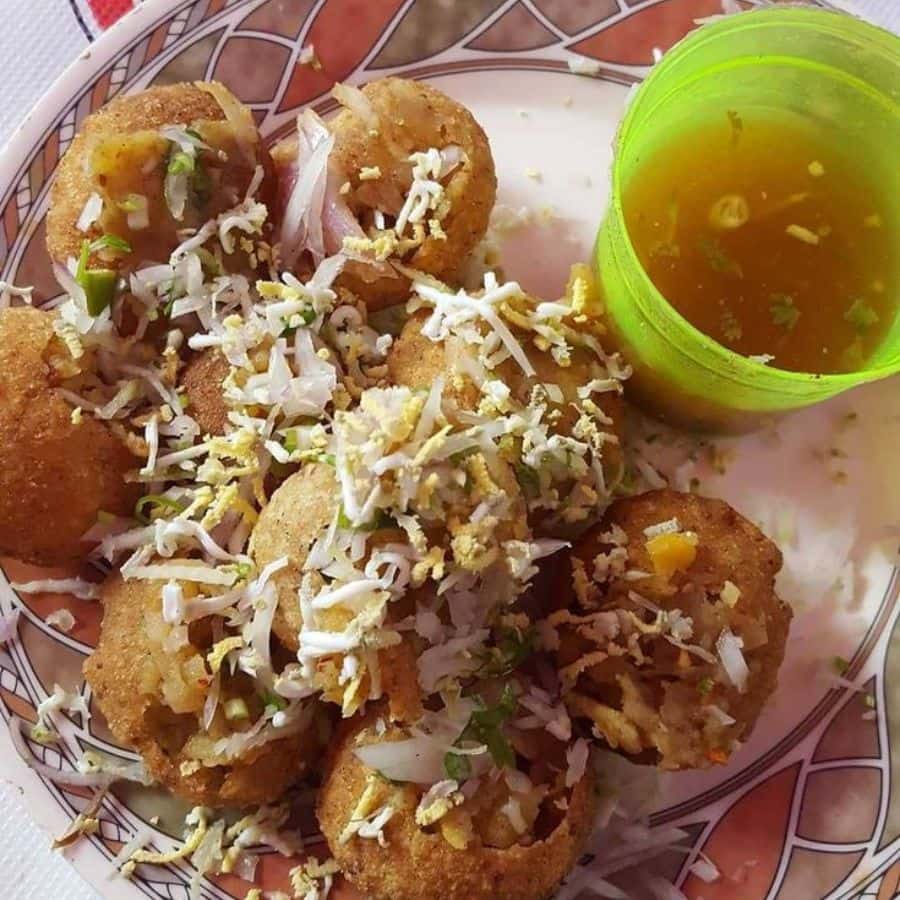 বরদান মার্কেটের কৃষ্ণকান্ত শর্মার ফুচকাও দারুণ জনপ্রিয়। এখানে কোনও কেনা মশলা নয়, বরং ঘরে বানানো মশলা দিয়েই মাখা হয় আলুর পুর, ফলে স্বাদ হয় অনন্য। 