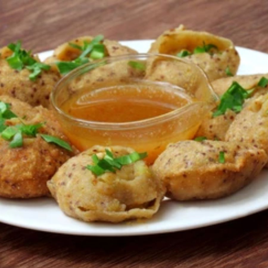 ভিক্টোরিয়া মেমোরিয়াল বেড়াতে গিয়েছেন? তা হলে রাম গুপ্তার ফুচকাও চেখে দেখুন। বাড়িতে বানানো তেঁতুলের ক্কাথ ব্যবহারের জন্য এই দোকানের ফুচকা দারুণ জনপ্রিয়। 